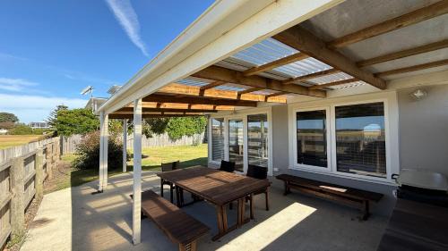 Low Head Apartment | LOW HEAD beachside bungalow "Cockle Shell"