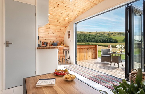 Grange-over-Sands Cottage | LOW LONGLANDS, romantic, with hot tub in Cartmel