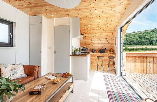 Grange-over-Sands Cottage | LOW LONGLANDS, romantic, with hot tub in Cartmel