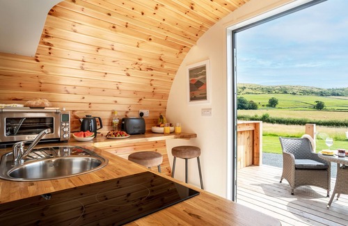 Grange-over-Sands Cottage | LOW LONGLANDS, romantic, with hot tub in Cartmel