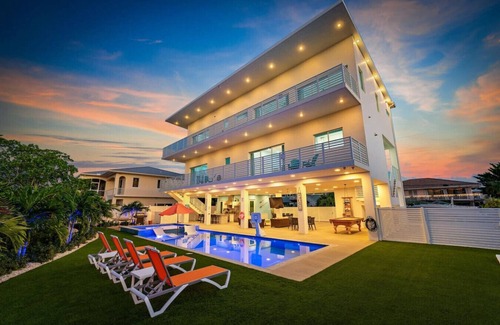 Marathon House | Low Season Specials! Marathon Sombrero Beach | 5 min to Beach, Pool, 70' Boat Dock, elevator