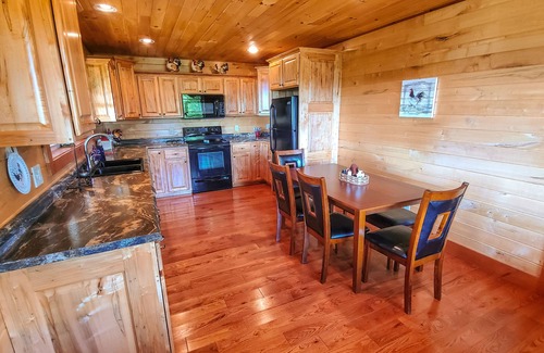 Creston Cabin | LOW SEPTEMBER RATES! Million Dollar Views-3BR3BA w/HotTub & Long-Range Views