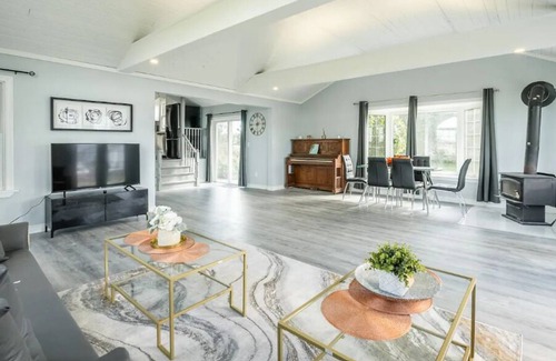 Dunnville Cabin | Lowbanks Cottage Sleeps 12, Hot Tub, 300m to beach!