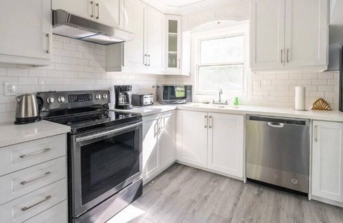 Dunnville Cabin | Lowbanks Cottage Sleeps 12, Hot Tub, 300m to beach!