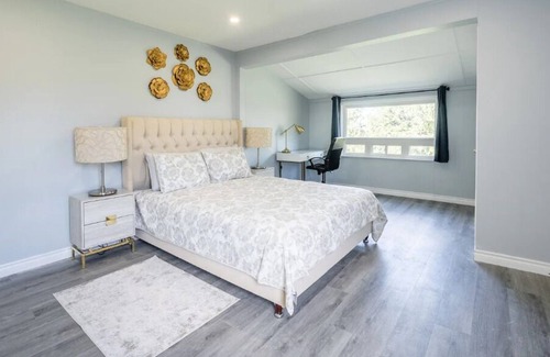 Dunnville Cabin | Lowbanks Cottage Sleeps 12, Hot Tub, 300m to beach!
