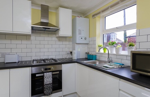 Southsea Apartment | Lowcay Apartment D Private Bathroom