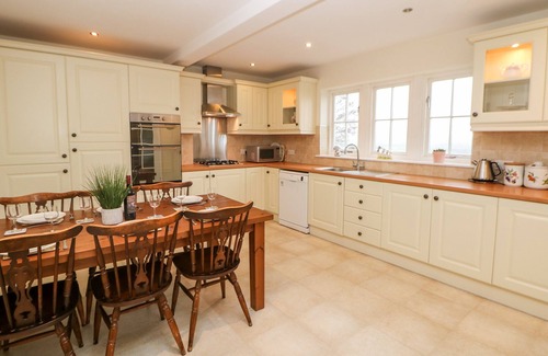 Ashford-in-the-Water Cottage | LOWER COWDEN FARM, pet friendly, with a garden in Bakewell