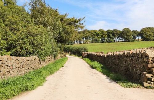 Fence Apartment | LOWER LAITHE, pet friendly, with a garden in Clitheroe