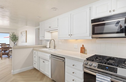 South Oceanside House | Lower Level Pet Friendly Beachfront Duplex with a Spa P913-2