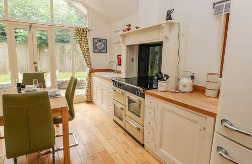 Sketty Cottage | LOWER SKETTY GREEN LODGE, pet friendly, with a garden in Swansea
