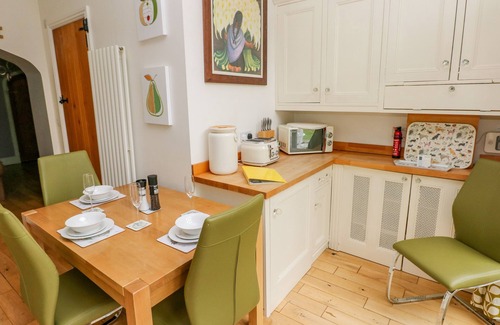 Sketty Cottage | LOWER SKETTY GREEN LODGE, pet friendly, with a garden in Swansea