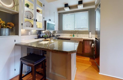Fremont Apartment | Lower Suite: a classic suite in a quiet Seattle home