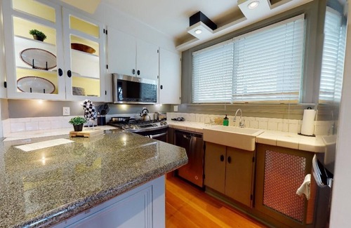 Fremont Apartment | Lower Suite: a classic suite in a quiet Seattle home
