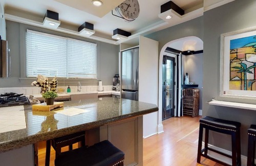 Fremont Apartment | Lower Suite: a classic suite in a quiet Seattle home