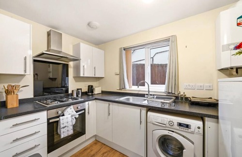 Luton Apartment | LT Properties Lovely Studio Apartment