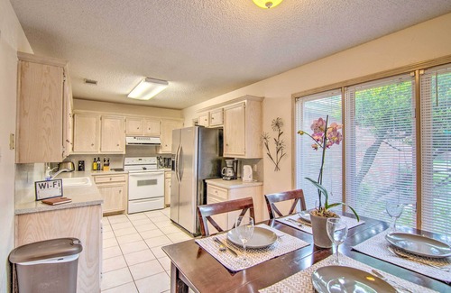 Lubbock Cottage | Lubbock Home w/Deck & Yard - 8 Miles to Ttu!