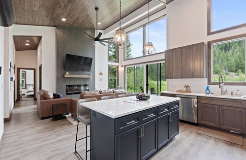 Priest River House | Luby Lodge - Modern Luxury Home with a Hot Tub