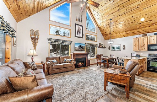 Lake Tomahawk House | Lucky Bass Retreat | Lake Access, Game Room, Bikes, Big Yard, Firepit, AC