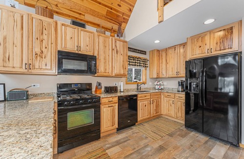 Lake Tomahawk House | Lucky Bass Retreat | Lake Access, Game Room, Bikes, Big Yard, Firepit, AC