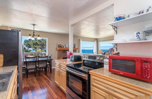 Gualala House | Lucky Ewe | Ocean View Retreat!