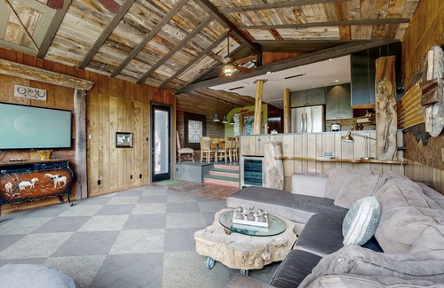 Canyon Lake Cabin | Lucky Goat House: Charming Riverside Retreat Near Lake, Activities & Dining