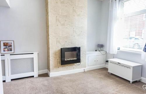 Barrow-in-Furness House | Lucky Home 7 - Ideal for Trade & Family - 2 Bedrooms - 2 Beds - Max 4 Guests - Close to BAE, Docks, Lake District, Beaches