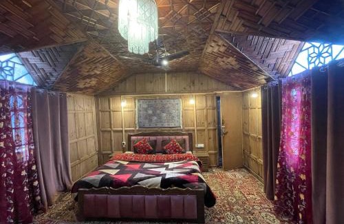 Dal Lake Boat Rental | Lucky Kashmir Heritage Houseboat
