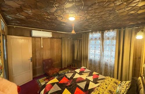 Dal Lake Boat Rental | Lucky Kashmir Heritage Houseboat