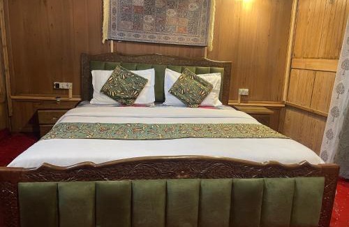Dal Lake Boat Rental | Lucky Kashmir Heritage Houseboat