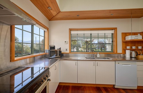 Kaikoura House | Ludstone Villa - Ludstone Villa - A Charming Family Home
