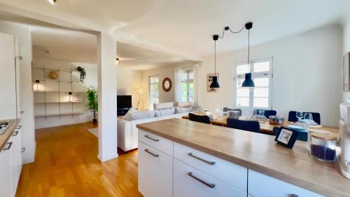 Ludwigsburg Apartment | LudwigsHome 85qm - Kostenloser Parkplatz - Zentral - Balkon - SmartTV - Waschmaschine - Trockner