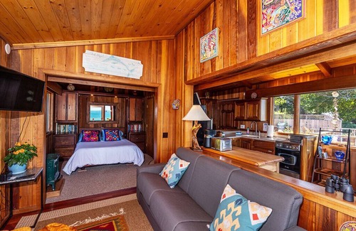 Westhaven-Moonstone Cabin | Luffenholtz Surfside Cabin~Romantic Hot Tub