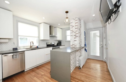 Everett House | Luke 1 House, Safe, Parking, Stylish, MBTA, Memorable