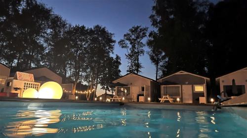 Rewal House | Lumi Resort Domki letniskowe z podgrzewanym basenem