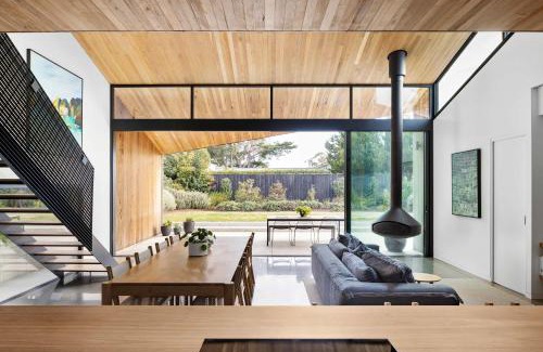 Mount Eliza House | Lumiere - Gas Heated Pool & Stroll to Beach