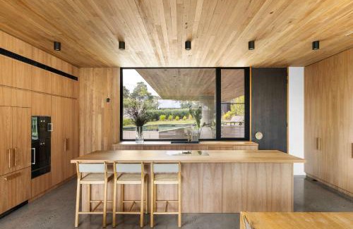 Mount Eliza House | Lumiere - Gas Heated Pool & Stroll to Beach