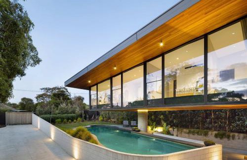 Mount Eliza House | Lumiere - Gas Heated Pool & Stroll to Beach