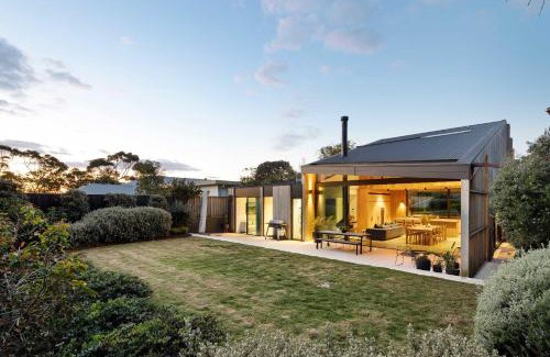 Mount Eliza House | Lumiere - Gas Heated Pool & Stroll to Beach