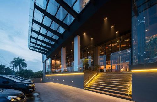 Sidoarjo Hotel | Luminor Hotel Airport Sidoarjo By WH , Best Choice and Strategic Location with a Rooftop area in Town