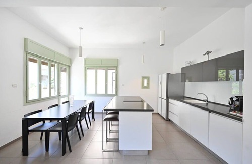 Tel Aviv City Center Apartment | Luminous 3-BR in the Heart of Shenkin by HolyGuest