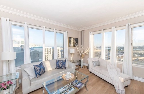 Waterfront Apartment | Luminous One-Bedroom Condo in Long Beach
