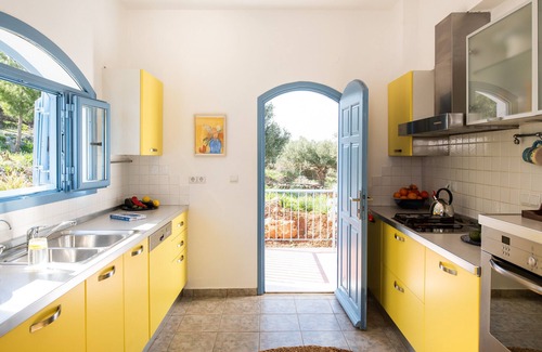 Apokoronas Villa | LUNA, beautiful, large villa with spacious outdoor areas and private pool.