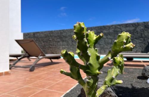 Playa Blanca Villa | Luna Blanca - Modernes Ferienhaus mit privat Pool & WLAN