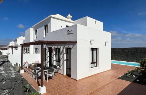 Playa Blanca Villa | Luna Blanca - Modernes Ferienhaus mit privat Pool & WLAN