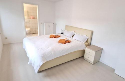 Krefeld Apartment | Luna City-Apartment 80qm 2 Zimmer 2 Bäder 20km Messe Airport