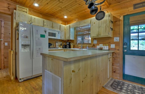 Morganton Cabin | Luna Landing | Pet Friendly | Mtn Views | Hot Tub |