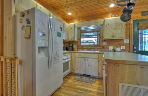 Morganton Cabin | Luna Landing | Pet Friendly | Mtn Views | Hot Tub |