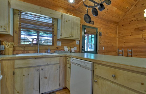 Morganton Cabin | Luna Landing | Pet Friendly | Mtn Views | Hot Tub |