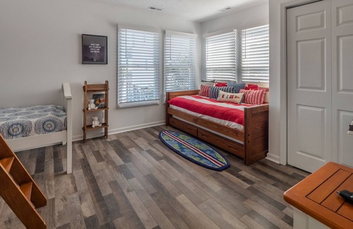 Surf City House | Luna's Lagoon: 3BR, 3BA, Sleeps 8 - waterfront with views! Walk to beach!
