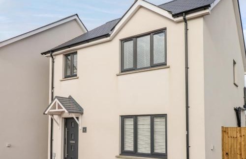 Kilgetty House | LunaRoxx, 6 Meadow Gardens, Kilgetty